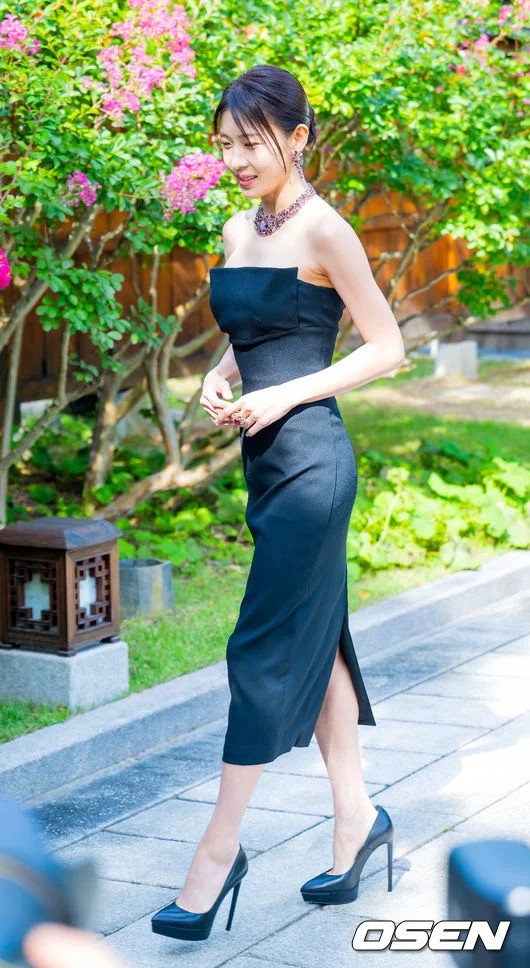 Body 'mỏng dính' của Ha Ji Won thành đề tài được quan tâm. Các bình luận trên Nate đặt câu hỏi: 'Sao cô ấy có thể giữ được thân hình như vậy', 'Body mỏng dính', 'Có vẻ cô ấy đã giảm cân triệt để'... Một số bình luận khác cho rằng diễn viên hơi gầy gò.