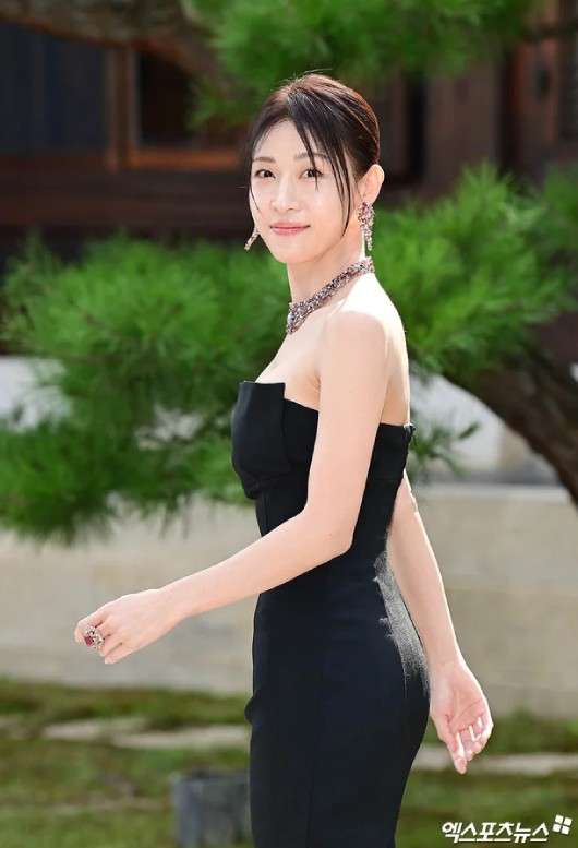 Ha Ji Won sinh năm 1978, tốt nghiệp khoa Kịch nghệ Đại học Dankook, Hàn Quốc. Cô được khán giả yêu mến với nhiều tác phẩm như 'Trò chơi sự thật', 'Tình dục là chuyện nhỏ', 'Chuyện tình đảo Bali', 'Khu vườn bí mật', 'Nàng Hwang Jini', 'Sóng thần đảo Hải Nam'... Trong sự nghiệp diễn xuất, cô giành nhiều giải thưởng danh giá, được đánh giá là nghệ sĩ thực lực của màn ảnh Hàn Quốc. Cô là một trong số ít diễn viên có thể đóng phim hành động, tâm lý tình cảm và lịch sử.