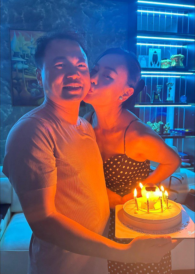 Shark Bình - Phương Oanh là cặp đôi hot trong làng giải trí phía Bắc. Mới đây, nam doanh nhân càng được khán giả quan tâm khi Phương Oanh trở lại phim giờ vàng mang tên "Gió ngang khoảng trời xanh". Thân thế lẫn đời tư của chồng Phương Oanh lại được nhiều người tò mò.