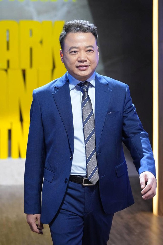 Dù không chia sẻ quá nhiều về nhà đẹp, xe sang, song nhiều người vẫn ngầm hiểu Shark Bình có một cơ ngơi hoành tráng, doanh nghiệp nghìn tỷ như thế nên nhà ở cũng "không phải dạng vừa". Trên trang cá nhân, thỉnh thoảng "cá mập" này mới khoe ảnh dùng xe sang đi chơi, du lịch.
