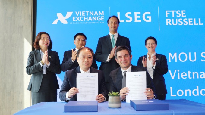 Đại diện Sở giao dịch chứng khoán Việt Nam (VNX) ký kết Biên bản ghi nhớ (MOU) với Công ty FTSE International Limited (FTSE), ngày 15/9. Ảnh: MOF