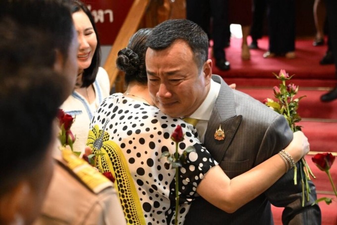 Bộ trưởng Du lịch và Thể thao Thái Lan Sorawong Thienthong (phải) khóc khi chia tay các thành viên trong Bộ vào ngày 8/9/2025. Ảnh: Khaosod