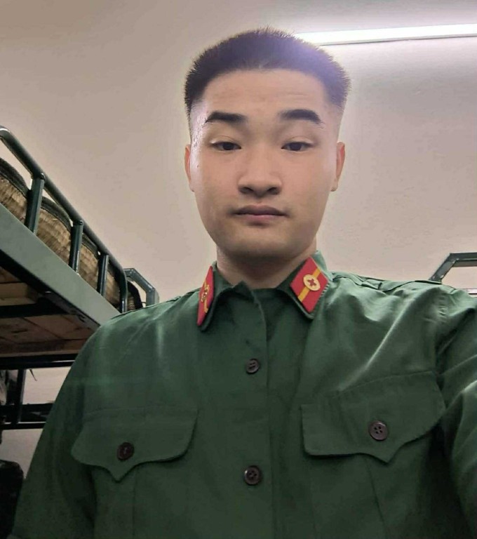 Viết Hoan trong quân ngũ. Ảnh: NVCC