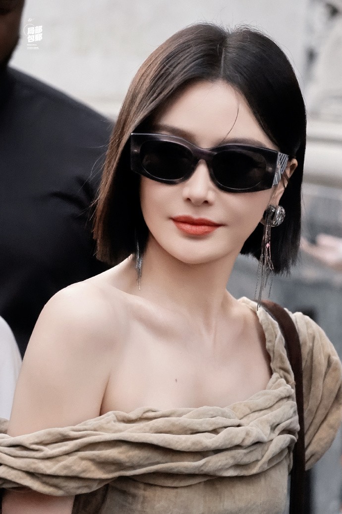 Khán giả cuồng nhiệt chụp ảnh và hò reo, gọi tên Tần Lam khi cô trên phố.