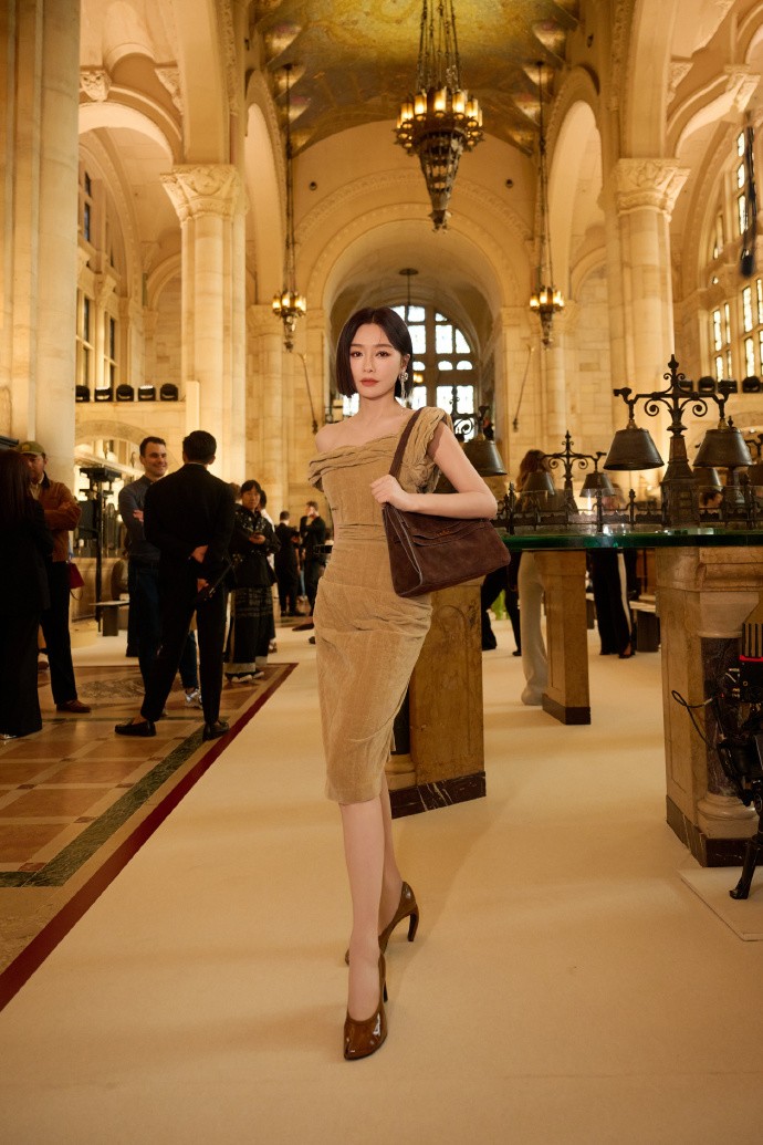 Thần thái sang chảnh của Tần Lam thu hút khán giả.