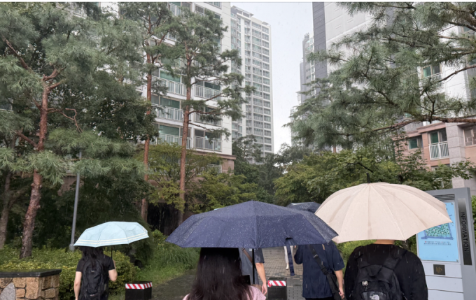 Các thành viên của một nhóm imjang ở quận Songpa, Seoul, tháng 9/2025. Ảnh: Korea JongAng Daily