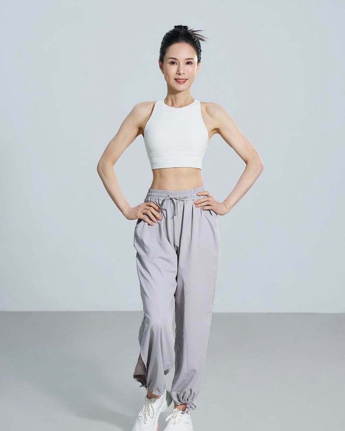 Nữ diễn viên 59 tuổi khoe vòng eo con kiến đáng ngưỡng mộ. Ảnh: Weibo Li Ruotong