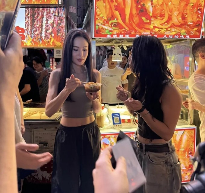 Lý Nhược Đồng ghé thăm chợ đêm Trường Sa, thưởng thức món ăn vặt hôm 12/9. Ảnh: QQ