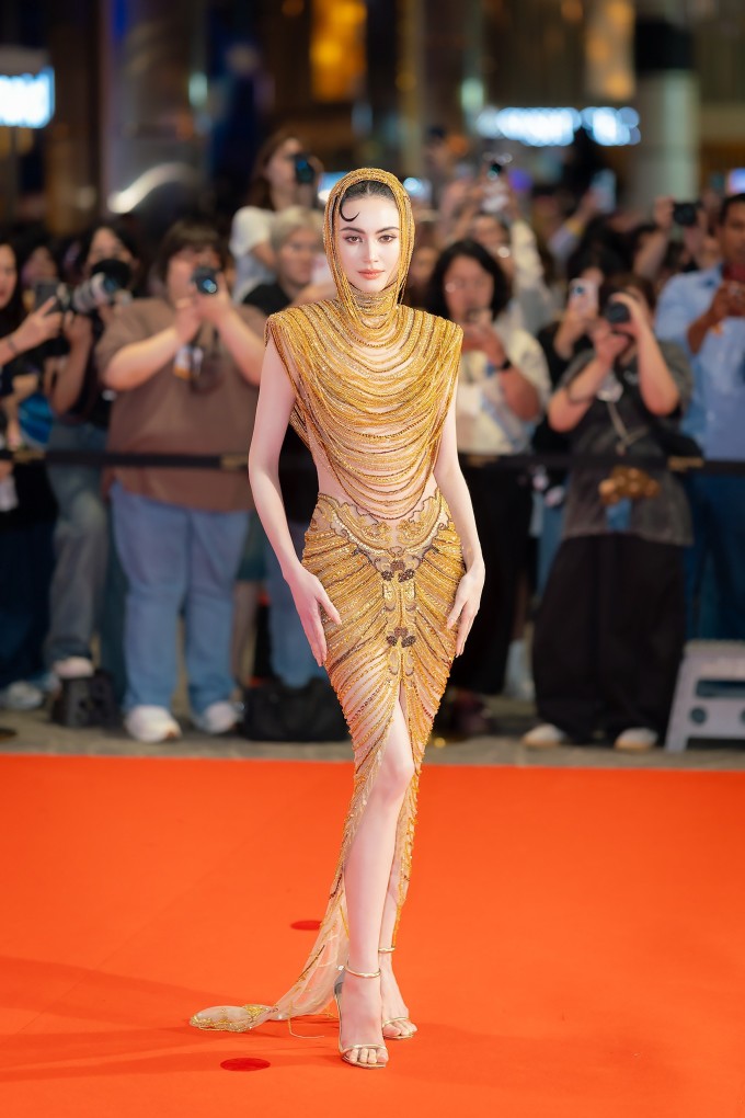 Mai Davika diện thiết kế của Lê Thanh Hòa trên thảm đỏ Lễ trao giải Feed x Khaosod Awards 2025 hôm 13/9. Ảnh: Instagram Mai Davika