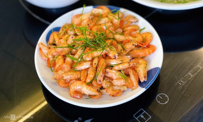 Các loại động vật có vỏ như tôm, tép... cung cấp nhiều canxi, kẽm, đồng, cần thiết cho quá trình tổng hợp collagen.