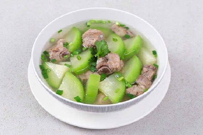 Nước xương ninh kết hợp với các loại rau củ không chỉ là món ăn ngon miệng mà còn giàu dinh dưỡng, tốt cho sức khỏe làn da.