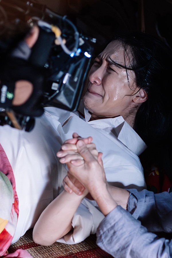 Hòa Minzy đóng vai người vợ trong MV "Nỗi đau giữa hòa bình".