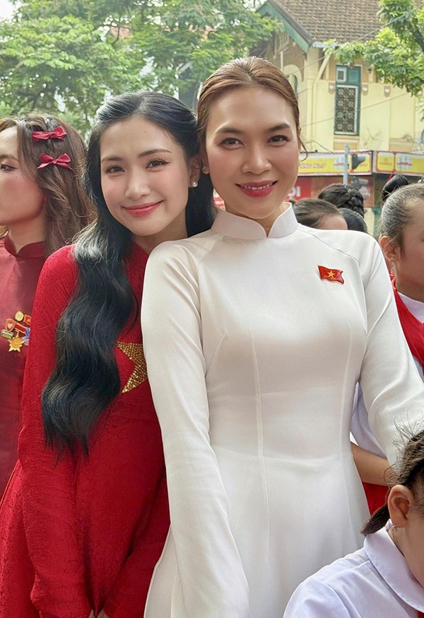 Nữ ca sĩ quê Bắc Ninh khi đi làm nhiệm vụ A80 cùng Mỹ Tâm.