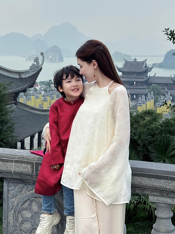 Hòa Minzy và bé Bo - con trai của cô.