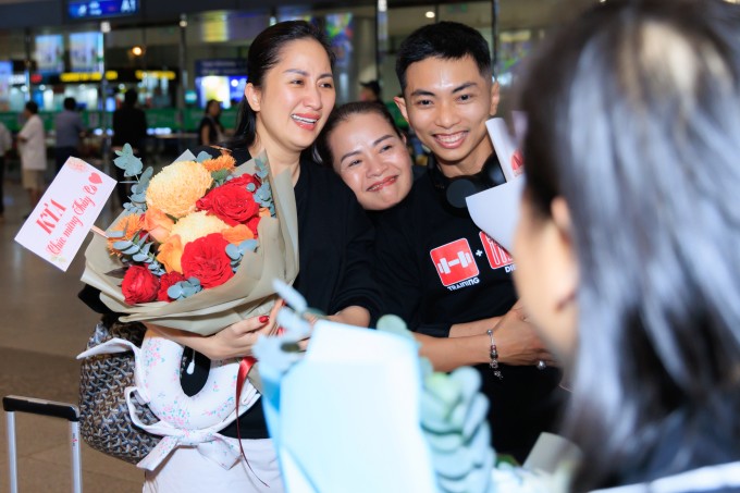 Rạng sáng 16/9, Khánh Thi cùng Phan Hiển và Thu Hương về đến Việt Nam sau chuyến công tác dài ngày ở châu Âu và Mỹ, để chinh phục tấm huy chương đồng nội dung Showdance Latin tại giải vô địch thế giới do Liên đoàn Khiêu vũ Thể thao Thế giới tổ chức.