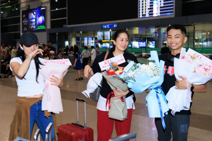 Thu Hương (bìa trái) - bạn nhảy của Phan Hiển - cũng bật khóc.