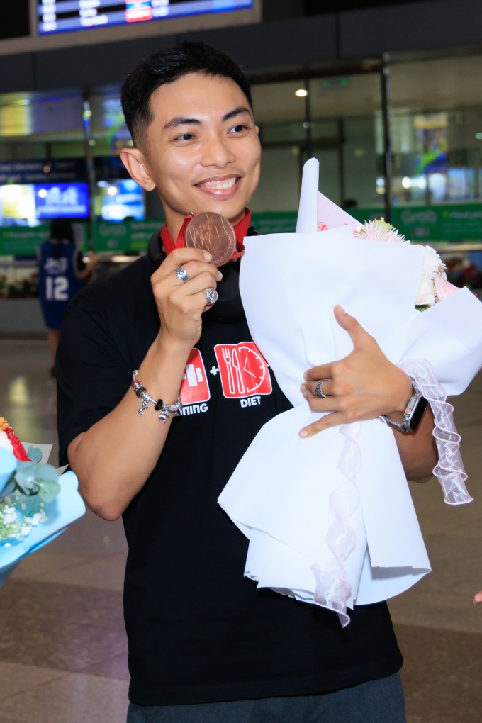 Phan Hiển tự hào khoe chiếc huy chương đồng vừa giành được ngay tại sân bay. Kiện tướng dancesport gọi đây là tấm huy chương "đắt đỏ nhưng đáng giá" vì đã đầu tư rất lớn cả về thời gian và tiền bạc cho màn trình diễn này. Trong một năm chuẩn bị, anh thường xuyên mời thầy giáo từ Pháp về Việt Nam hoặc bay sang Pháp để học tập. Một tuần trước giải đấu, anh cùng Khánh Thi và Thu Hương bay sang Pháp để luyện tập cùng thầy rồi mới bay sang Mỹ dự thi. Giá cả ở Mỹ đắt đỏ cộng với nhiều phát sinh liên quan đến việc phải hủy vé, đổi vé máy bay phút chót khiến chi phí dành cho chuyến du đấu này bị đội lên nhiều so với dự kiến.