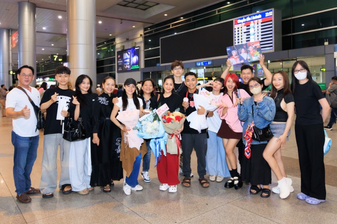 Khánh Thi, Phan Hiển và Thu Hương chụp ảnh kỷ niệm cùng các học trò, nhân viên trung tâm dancesport trước khi rời sân bay. Máy bay đáp lúc nửa đêm nên các con của họ không thể ra đón bố mẹ.