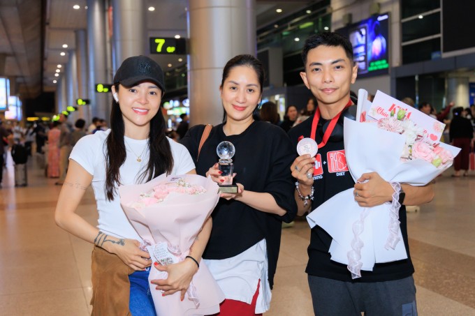 Khánh Thi đồng hành với Phan Hiển - Thu Hương trong vai trò huấn luyện viên. Không chỉ là chỗ dựa tinh thần, định hướng luyện tập, cô còn lo lắng việc ăn uống, sinh hoạt cho cả hai. Chi phí sinh hoạt ở Mỹ quá đắt đỏ nên Khánh Thi thường xuyên phải đi chợ, nấu nướng để tiết kiệm chi phí.