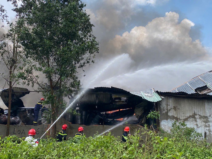 Vụ cháy lớn nhà xưởng ở TP HCM: 1 người tử vong, 2 người bị thương - 2