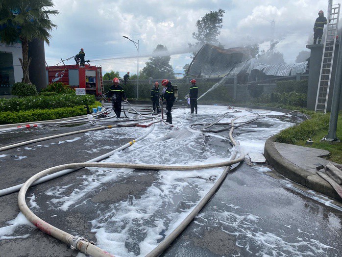 CLIP: Đám cháy lan nhanh