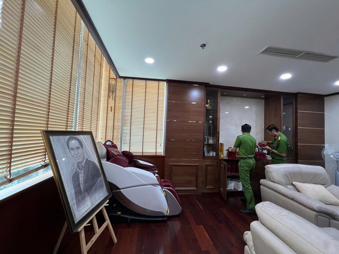 Công an khám xét trong trường hợp khẩn cấp văn phòng làm việc của Đinh Trường Chinh