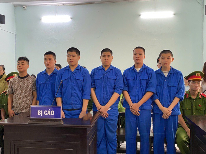 Các bị cáo lĩnh án vì hành vi "kiếm tiền" bằng cách đi cướp tài sản.