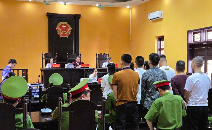 Quang cảnh xét xử Long "tròn" và 8 bị cáo sáng nay 16-9