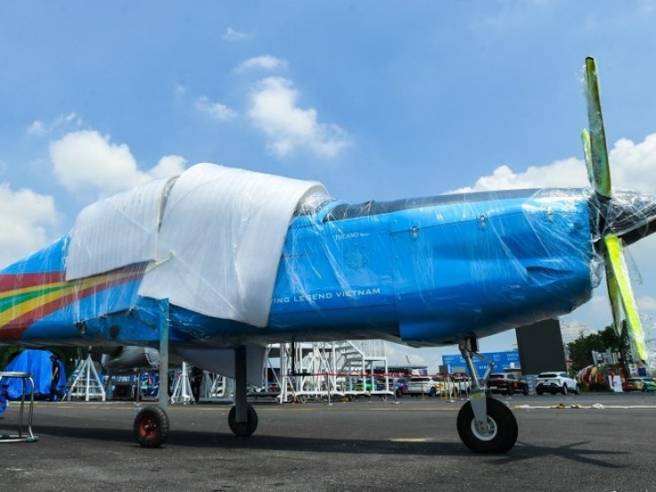 Bọc kín máy bay, tháo tổ hợp tên lửa vận chuyển rời Trung tâm Triển lãm Quốc gia
