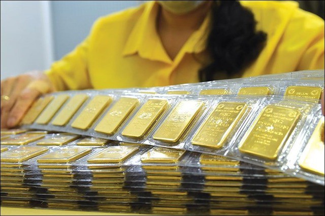 Thủ tướng yêu cầu thực hiện các giải pháp, công cụ cần thiết, quyết liệt đã có quy định để bình ổn, ổn định thị trường vàng.