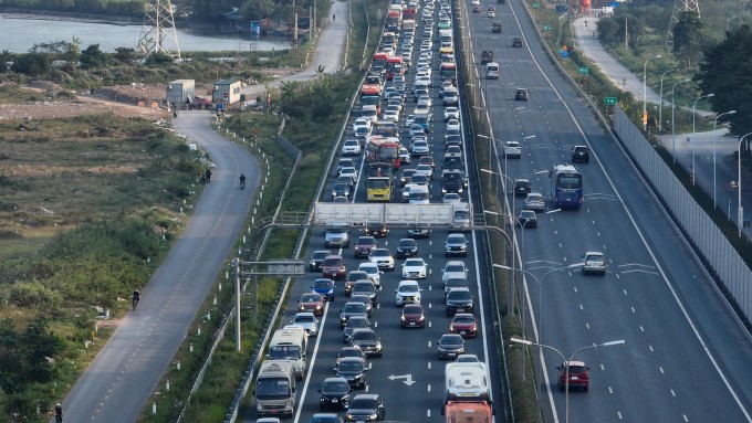 Phương tiện lưu thông trên cao tốc Pháp Vân - Cầu Giẽ. Ảnh: Ngọc Thành