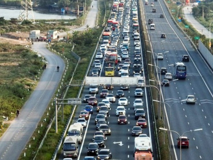 “Không vì một vụ tai nạn mà loại bỏ cây trên dải phân cách cao tốc“