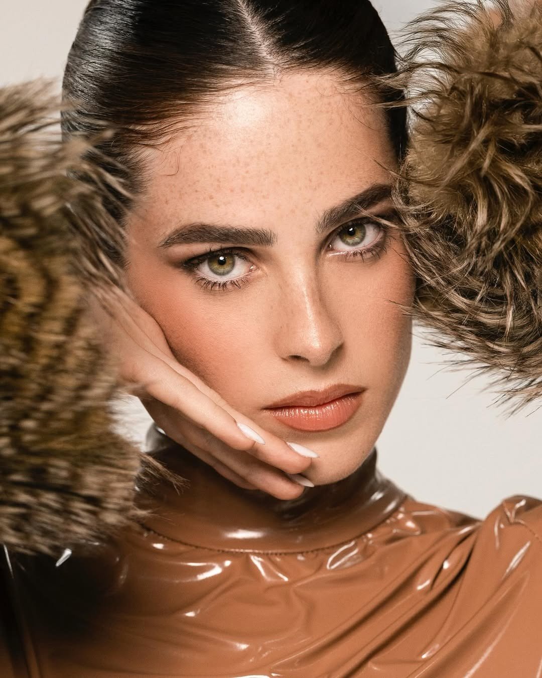 Hiện chủ sở hữu của Miss Universe là doanh nhân người Mexico - Raul Rocha. Vì vậy, nhiều người cho rằng các đại diện Mexico tại cuộc thi Hoa hậu Hoàn vũ trong những năm tới có lợi thế và dễ dàng đạt thành tích cao.