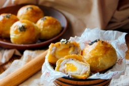 Cách làm bánh trung thu khoai môn nhân trứng chảy bằng nồi chiên không dầu