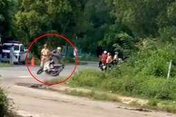 Xe máy - Xe đạp - Clip: Thanh niên hoảng hốt quay xe bỏ chạy, ngã "chổng vó" trước mặt CSGT
