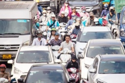 Cảnh ô tô dàn hàng 'chèn ép' xe máy đến khó tin trên nhiều tuyến đường Hà Nội