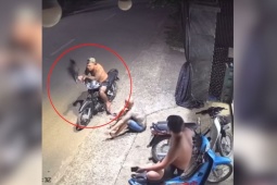 Xe máy - Xe đạp - Clip: Thanh niên ngồi xe máy buôn chuyện, bất ngờ bị chó cắn đau điếng