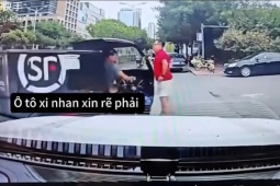 Clip: Chắn đầu ô tô xin rẽ, người đàn ông bị xe ba gác đâm ngã sõng soài