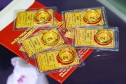 Kinh doanh - Giá vàng tăng cao chót vót, một người mất trắng 390 triệu đồng vì cả tin