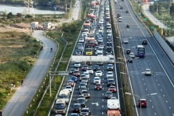 'Không vì một vụ tai nạn mà loại bỏ cây trên dải phân cách cao tốc'