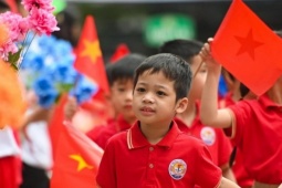 Cung cấp một bộ sách giáo khoa toàn quốc từ năm học 2026-2027, miễn phí từ năm 2030