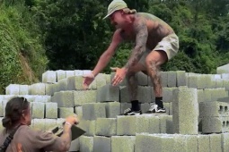 Khách Australia bốc gạch khi du lịch Hà Giang