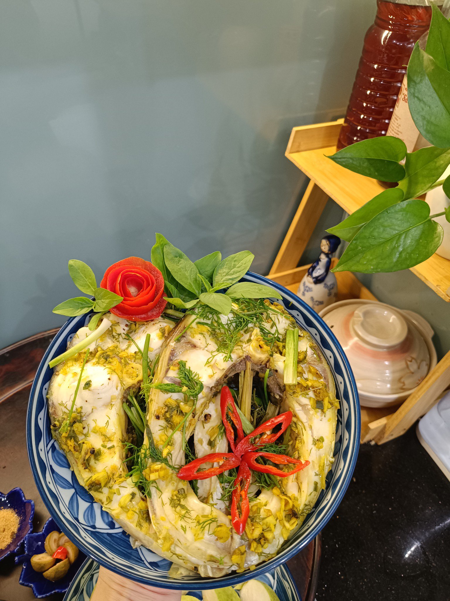 Cá hấp thơm lừng, chấm cùng nước mắm pha gừng, tỏi, ớt rất ngon.