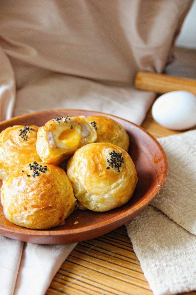 Cách làm bánh trung thu khoai môn nhân trứng chảy bằng nồi chiên không dầu - 10