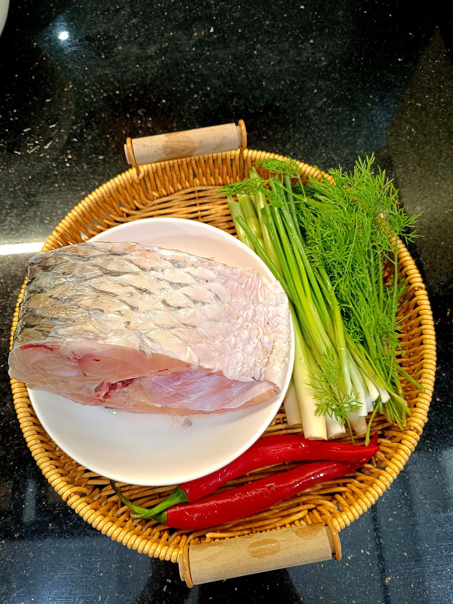 Sơ chế cá: Cá cắt khúc, rửa sạch bằng muối, chanh hoặc giấm bỗng.