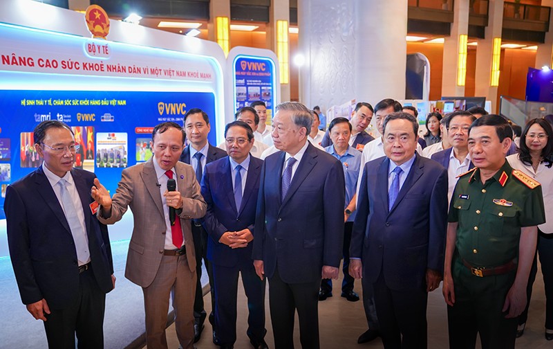 Tổng Bí thư Tô Lâm, Thủ tướng Chính phủ Phạm Minh Chính, Chủ tịch Quốc hội Trần Thanh Mẫn, Đại tướng Phan Văn Giang - Bộ trưởng Bộ Quốc phòng thăm dàn Robot AI do PGS.TS.BS Nguyễn Xuân Hiền, Giám đốc Trung tâm Chẩn đoán hình ảnh và Điện quang can thiệp Bệnh viện Đa khoa Tâm Anh Hà Nội giới thiệu. Ảnh: BVĐK Tâm Anh