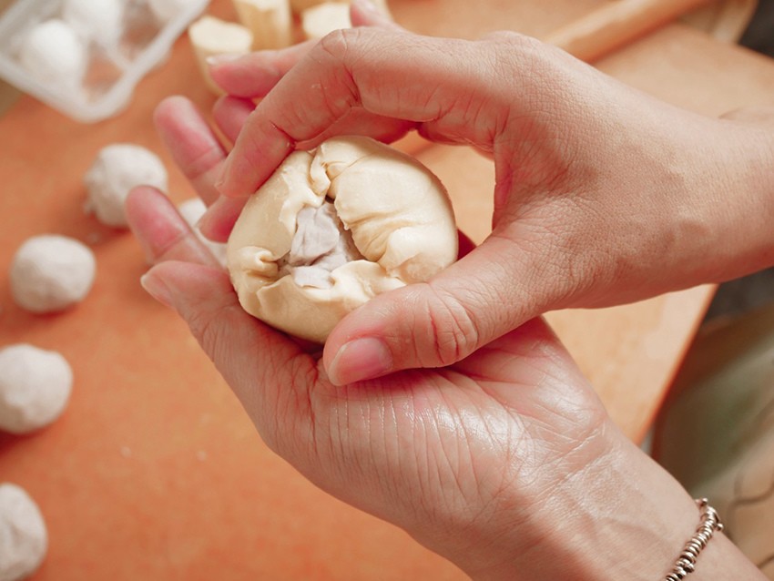 Viên lại, trông sẽ to gần gấp đôi bánh trứng muối thông thường.