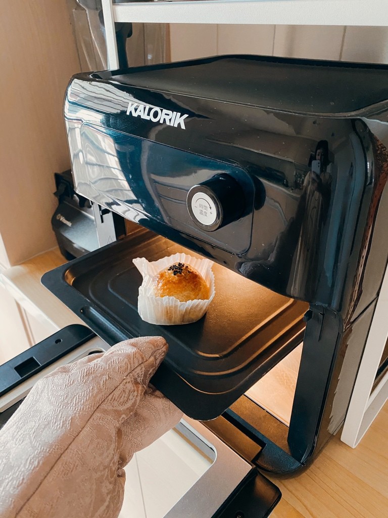 Nướng bằng nồi chiên không dầu ở 180°C khoảng 20 phút. Khi hâm nóng lại, chỉnh 170°C trong 10–12 phút, bánh sẽ mềm và nhân vẫn chảy.