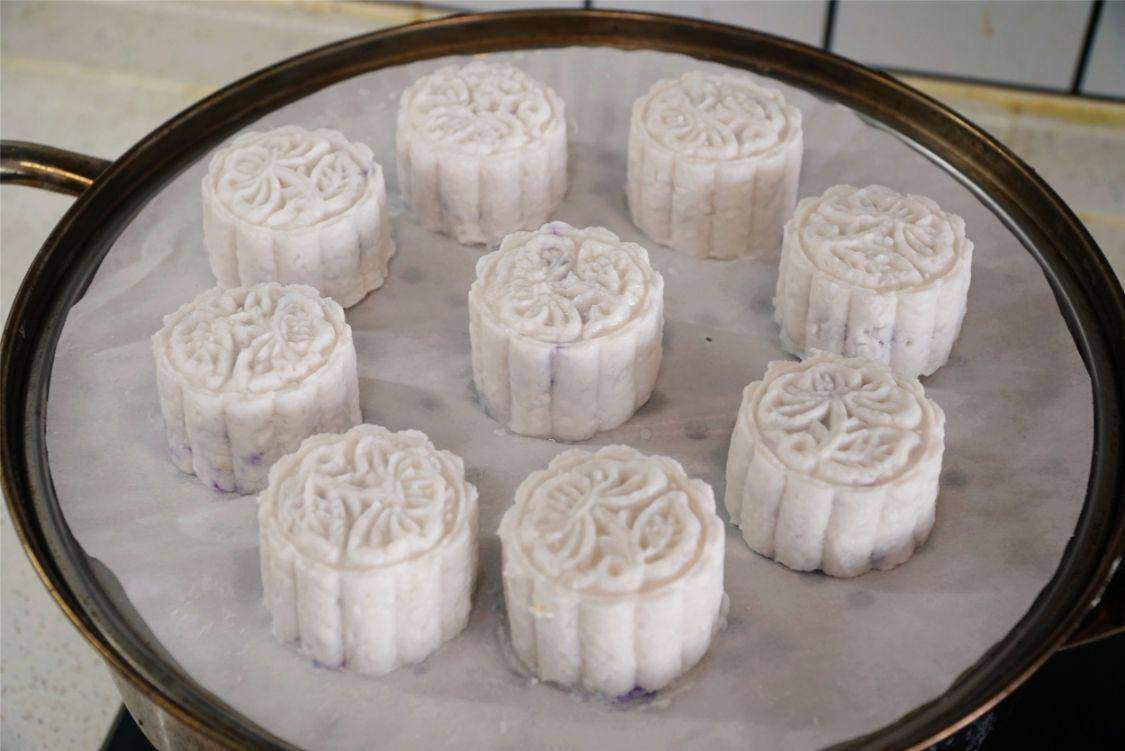 Xịt nước vào khuôn, cho viên bánh vào, ấn khuôn để định hình. Cho vào xửng, hấp khoảng 20 phút đến khi vỏ từ trắng đục chuyển sang trong suốt.