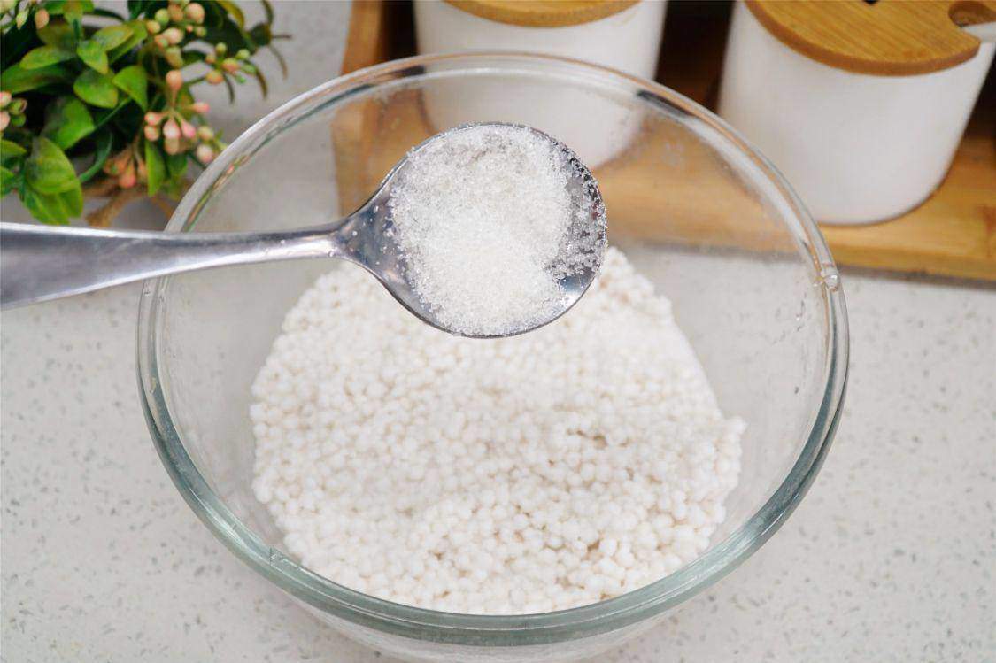 Ngâm bột báng với lượng nước ấm tương đương, thêm 15g đường, trộn đều. Để yên 30 phút cho bột báng hút đủ nước.